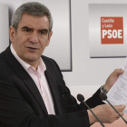 El secretario del PSOE en Castilla y León, Julio Villarrubia, ayer, con la denuncia de los polígonos.