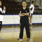 Jacobo Cuétara, a la izquierda, en un entrenamiento junto a Jordi Ribera al que  mañana sustituirá