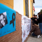 Jóvenes del instituto de la localidad onubense de Zalamea la Real colocan carteles en repulsa por la muerte de Laura Luelmo, el pasado 18 de diciembre