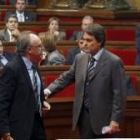 Josep Lluis Carod-Rovira y Artur Mas se saludan en el Parlamento de Cataluña