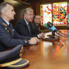 El coronel director de la Academia, con el alcalde y el concejal de Seguridad. JESÚS F. SALVADORES