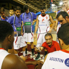 Ángel Jareño da instrucciones a sus jugadores. F. OTERO PERANDONES