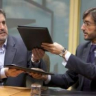 Jesús Eguiguren, en representación del PSE-EE, e Iñaki Oyarzábal, por el PP, firmaron el acuerdo