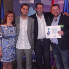 Entrega del premio en MadridJavier de Rábano —segundo por la izquierda— posa con sus padres y el vicepresidente de Ecoperia, Víctor Cordero Alonso, ayer tras recoger el premio en Madrid de mano de la secretaria de Estado de Servicios Sociales