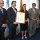 El alcalde de Ponferrada, segundo por la izquierda, recogió el nombramiento en el Hotel Villamagna