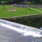 La playa fluvial de Friera goza de muchos adeptos. L. DE LA MATA