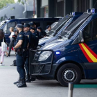 Agentes del CNP custodian la Estación de Sants de Barcelona, a la espera de las posibles protestas en Cataluña por la condena a los líderes del "procés".  ENRIC FONTCUBERTA