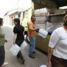 Los vecinos de Nistal, en la imagen, reciben agua embotellada desde hace meses