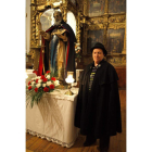 Severina Rodríguez posa junto a la imagen de san Antón.