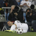 Jesé se retuerce de dolor tras caer lesionado en el Bernabéu.