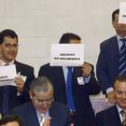 Los procuradores del Partido Popular hicieron visible su postura mediante pegatinas y papeles