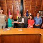El alcalde Julio Gonzalez entregó el cheque a la responsable de Cáritas León, Beatriz Gallego. RAMIRO