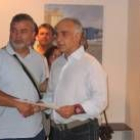 El alcalde de Santa María del Páramo entrega uno de los premios a los ganadores