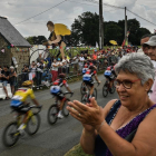 Los espectadores saludan el paso del Tour, durante la séptima etapa de la ronda francesa 2018.