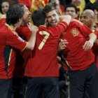 El defensa Gerard Piqué celebra su gol, el primero del catalán con la selección, con sus compañeros