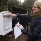 Maite Pagazaurtundua junto al buzón que han colocado en Andoain.