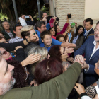 Rajoy saluda a simpatizantes antes de clausurar un acto del PP en Murcia.