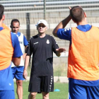 Javier Cabello, en el centro de la imagen, se dirige a sus jugadores en plena preparación del primer partido del campeonato de Liga.