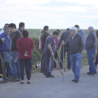 Varios vecinos consiguieron atrapar uno de los animales en Bustillo de Cea. ACACIO