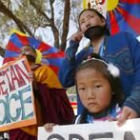 Veinticinco delegados, en su mayoría tibetanos, encabezan una protesta silenciosa en Johannesburgo