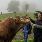 Alberto Núñez Feijoó visita ayer la ganadería ‘El Cerrillo’ en Ruesga (Cantabria). ROMÁN G. AGUILERA