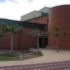 Imagen exterior del edificio que alberga las pistas de squash, anexo al pabellón cubierto
