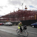 La colocación de la cubierta del recinto ferial estará terminada a primeros de año.