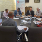 Un momento de la reunión de la Junta de Portavoces celebrada ayer en la Diputación.