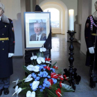 Soldados de la guardia de honor junto a una foto del expresidente checo Vaclav Havel.