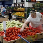 Una mujer compra tomates en un supermercado de Moscú.