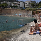 Domingo de playa en un suburbio de Atenas a pesar de la grave crisis del Gobierno griego.