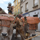 Dos bueyes portan la imagen de San Isidro por las calles de Santa María del Páramo.