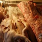 Piezas de carne de porcino en una carnicería leonesa, ayer tras ser distribuidas por mayoristas