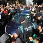 Mossos ayudan a guardias civiles a salir de una concentración de protesta ante la Conselleria dAfers Exteriors.