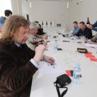 Finlandeses y estonio catando un mencía en la sala de catas de Losada Vinos de Finca.