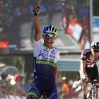 El ciclista colombiano Esteban Chaves, 'Chavito', celabra su triunfo en la segunda etapa de la Vuelta a su paso por la meta en Caminito del Rey.