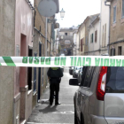 Precinto policial junto a la vivienda en la que tuvo lugar el suceso.