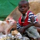 Un niño hace sus necesidades en un basurero de Sudán