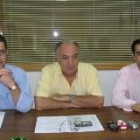 José Manuel Frade, Ramón Ferrero y José Manuel Rodríguez ayer durante su comparecencia en La Bañeza