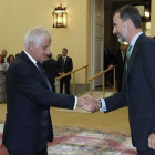 El rey Felipe VI saluda al duque de Híjar, Alfonso Martínez de Irujo, decano de la Diputación de la Grandeza de España, este martes en el palacio del Pardo.
