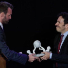 El directivo de HBO David Coupla (izquierda) recibe un galardón de José Antonio Gil, director de la Oficina de Patentes.
