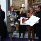 Autoridades y representantes comerciales hacen entrega del premio a Yowe.
