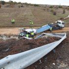 El Citroën C5 se llevó varios metros de guardarraíl en su caída por el terraplén.