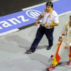 Fernando Alonso camina por los «pits» del circuito de Marina Bay, en Singapur,.