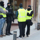 Agentes custodian la entrada a la vivienda.