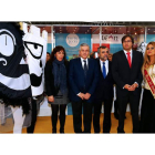 Adriana Martínez porta la imagen del Carnaval de La Bañeza, Carmen González, Emilio Gutiérrez, Palazuelo, Emilio Orejas y la musa del Carnaval Montse Arias.