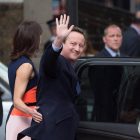 El primer ministro británico saliente, David Cameron (c), junto a su esposa Samantha (2i), mientras se despiden en el 10 de Downing Street en Londres.