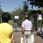 Aspecto que ofrecía ayer la puerta principal del Parque de Quevedo, cerrada al público.