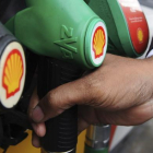 Un hombre se dispone a repostar gasolina en una estación de servicio de Shell en Londres, Reino Unido.