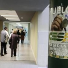 Uno de los carteles sobre la huelga que el CESM ha distribuido por los pasillos del Hospital de León